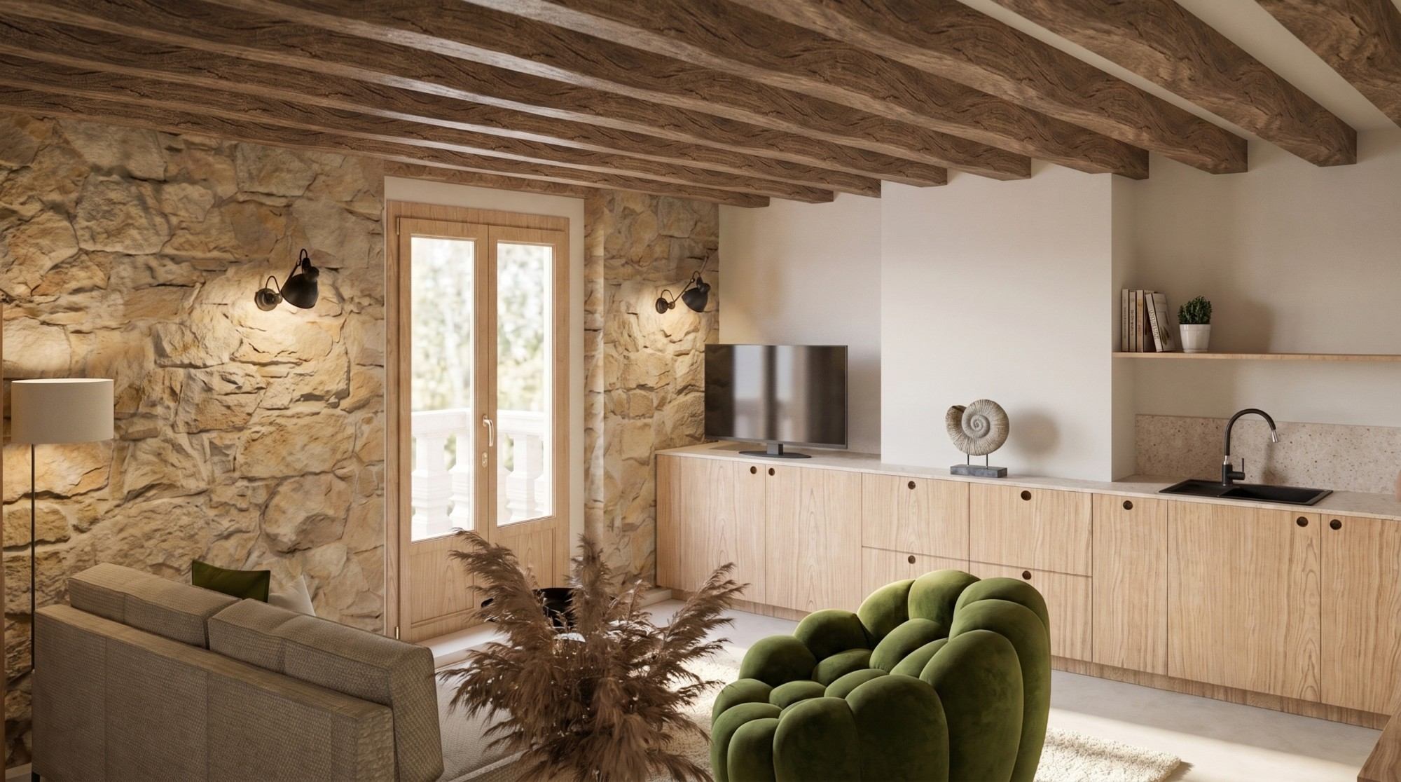 Séjour rénové sous poutres apparentes, mur en pierre et cuisine en bois clair